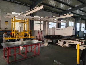 Air powered vacuum lifter for metal fabrication workshop