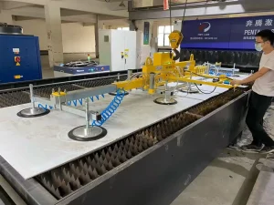Battery vacuum sheet metal lifter for laser cutting plate loading
