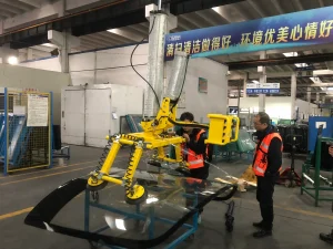 Curved glass vacuum lifter for automotive windshield installation