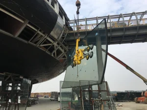 Curved glass vacuum lifter for curtain wall glass installation