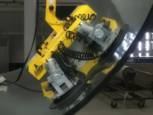 Curved glass vacuum lifter with bowl suction cup curved surface contact
