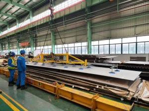 Electric vacuum lifter for stainless steel sheet