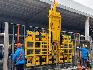 Powered glass vacuum lifter with independent suction cup groups