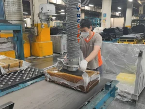 Sack vacuum lifter for conveyor end handling