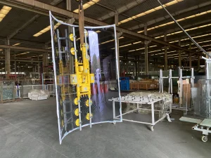 Vacuum lifter for curved facade glass handling
