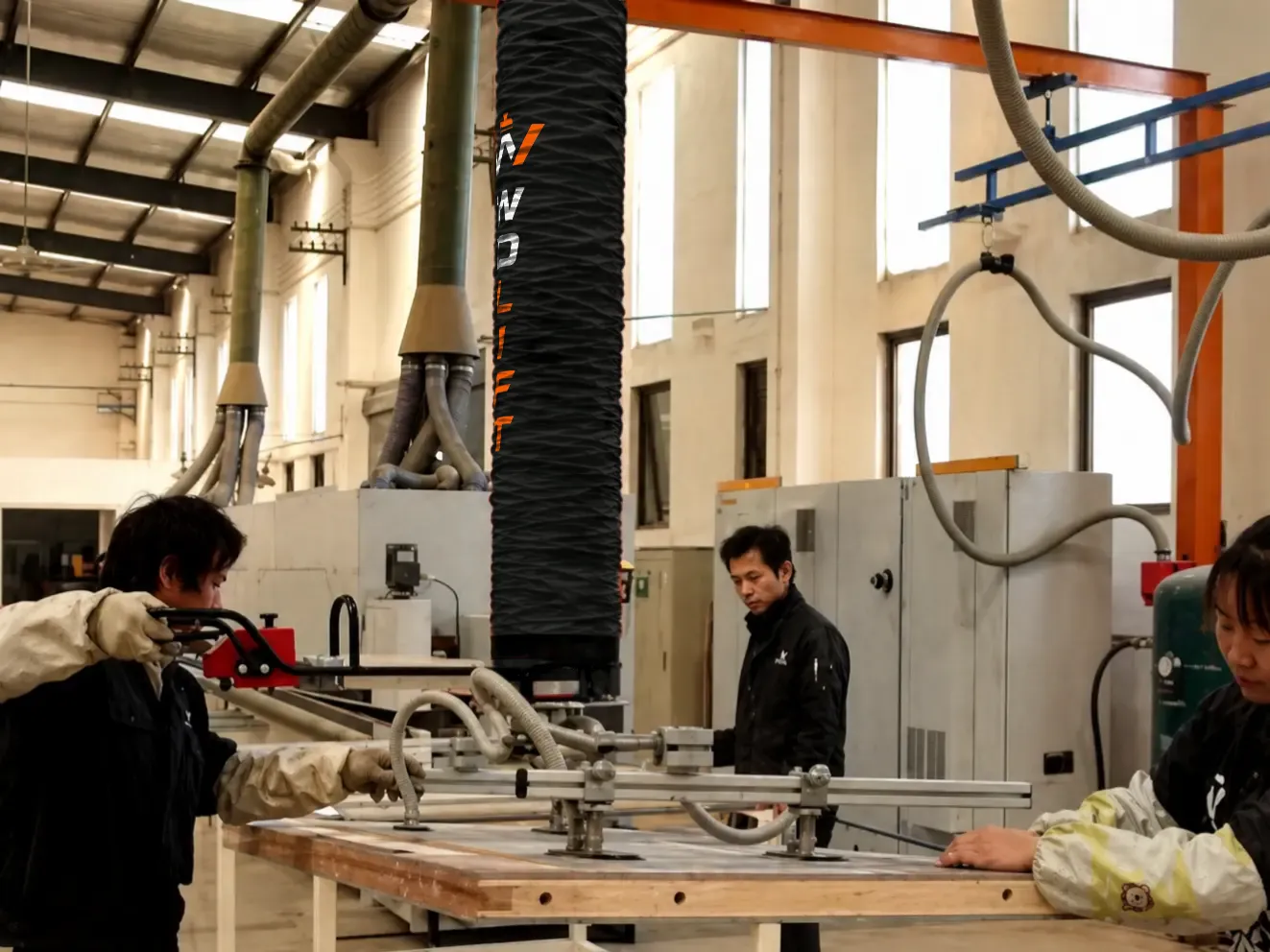 WOLIFT jib-mounted vacuum tube lifter positioned on a 100 kg wood board for vertical handling