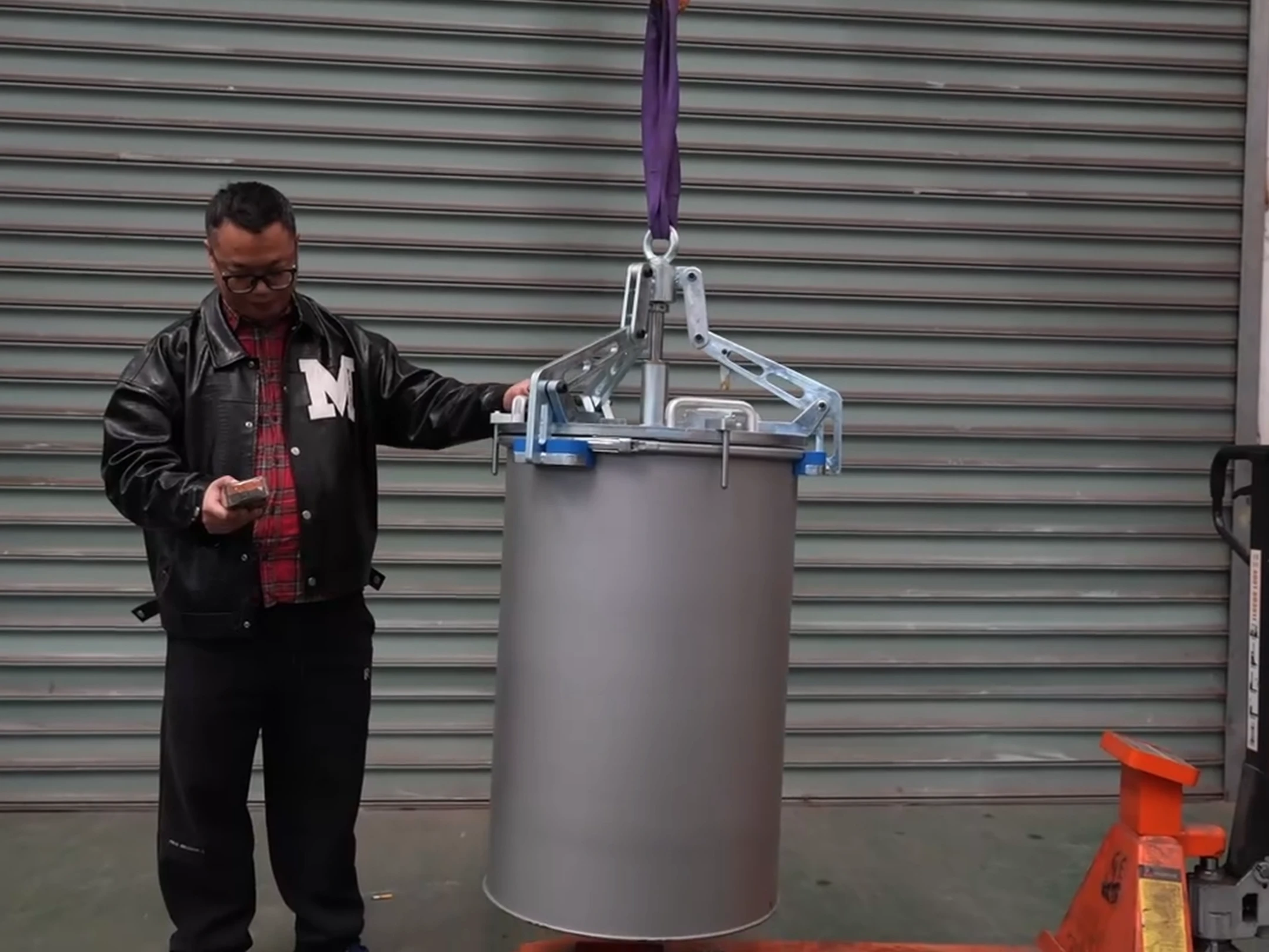 WOLIFT non-powered drum gripper lifting a 55-gallon chemical drum