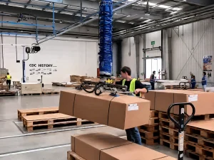 WOLIFT vacuum tube lifter for boxes palletising cartons in a wood product packaging area